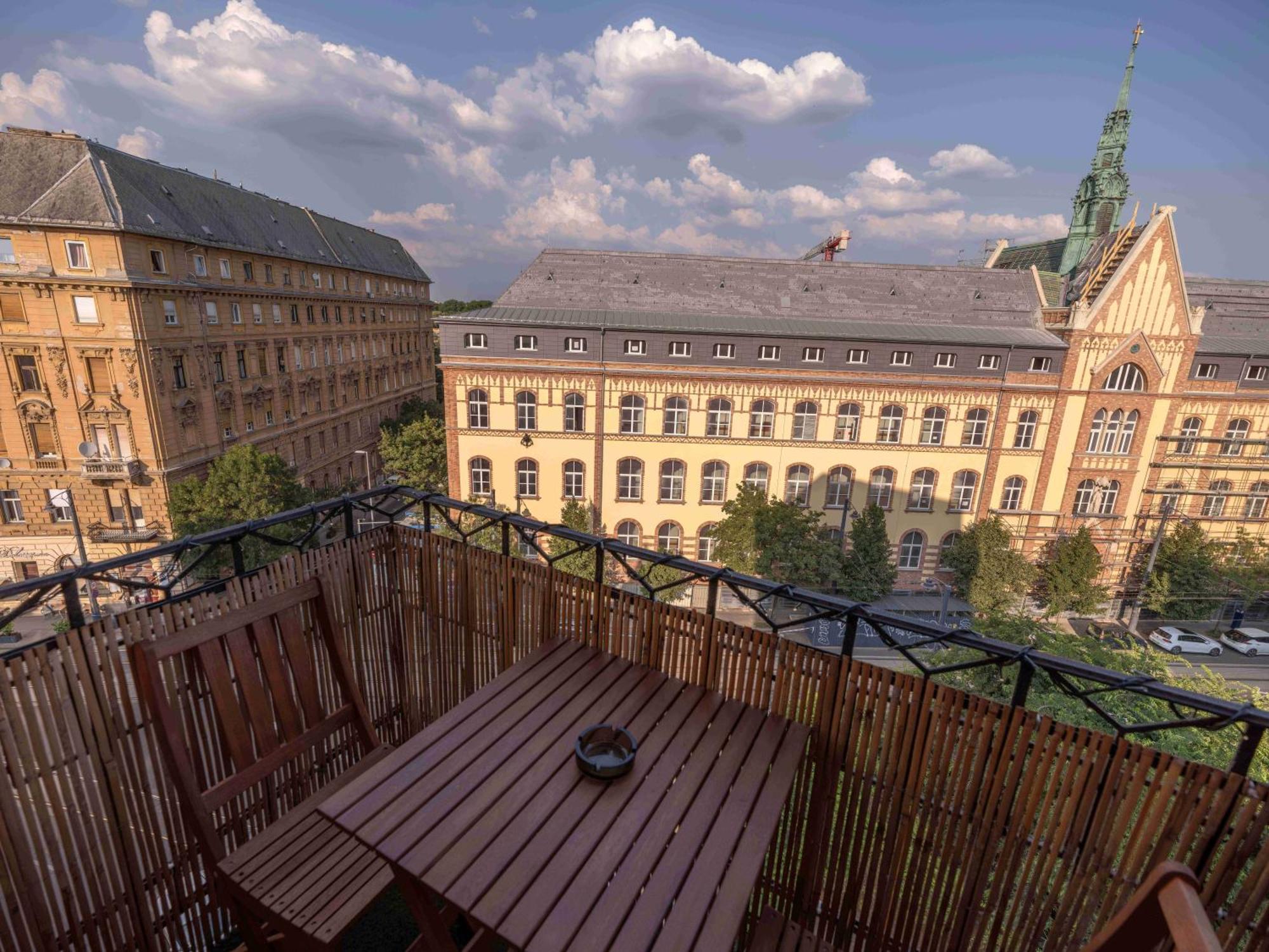 Pinnacle With Balcony Apartment Budapest